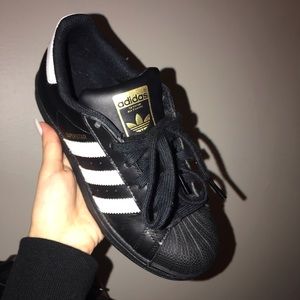 Black superstar adidas 4Y but run big like a 5.5